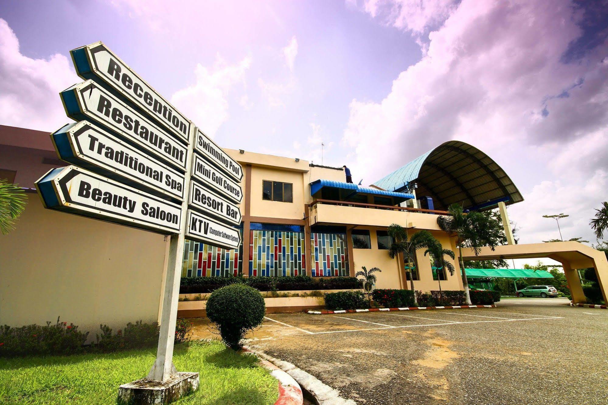 City Golf Resort Rangoon Buitenkant foto