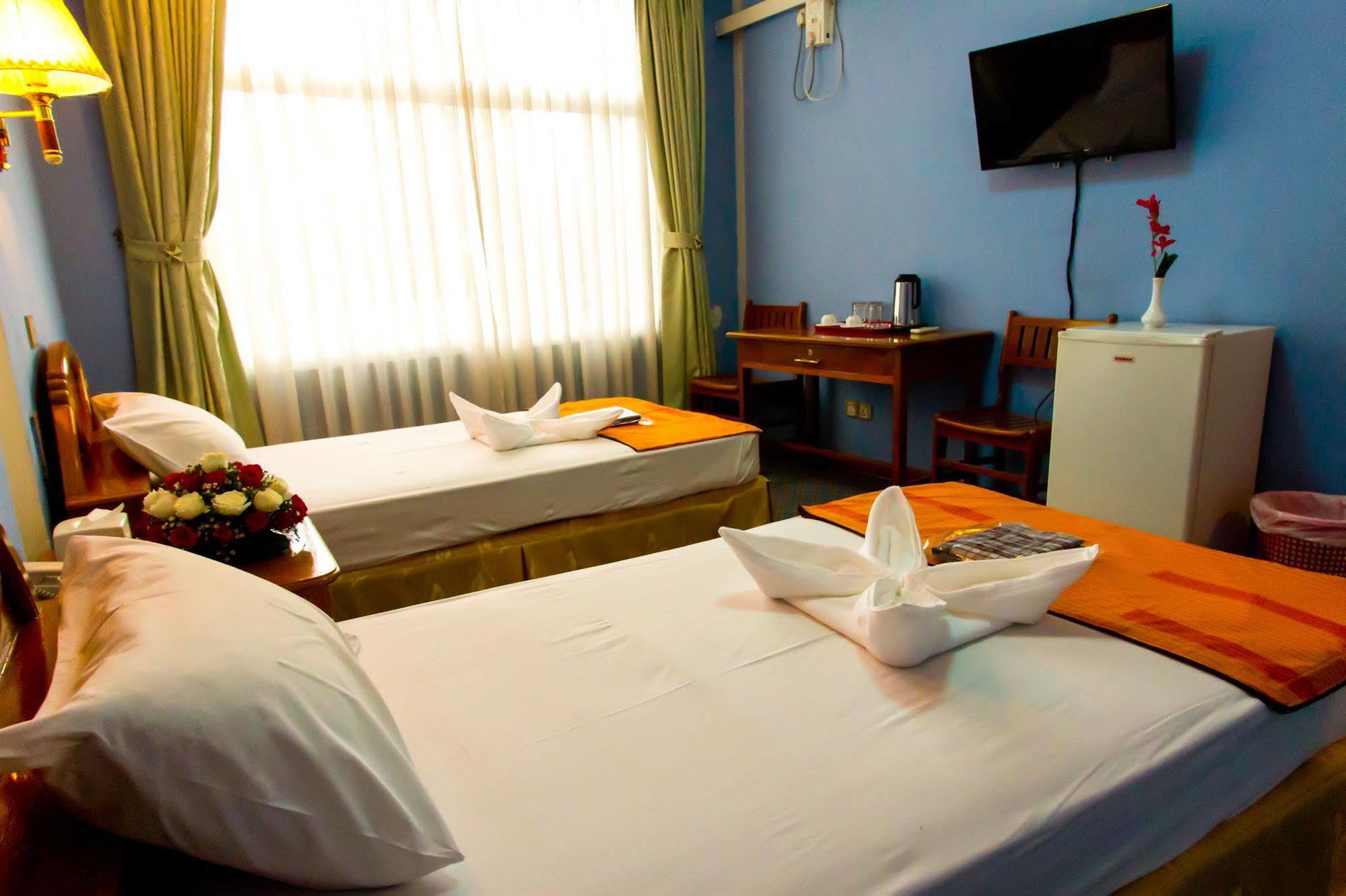City Golf Resort Rangoon Buitenkant foto