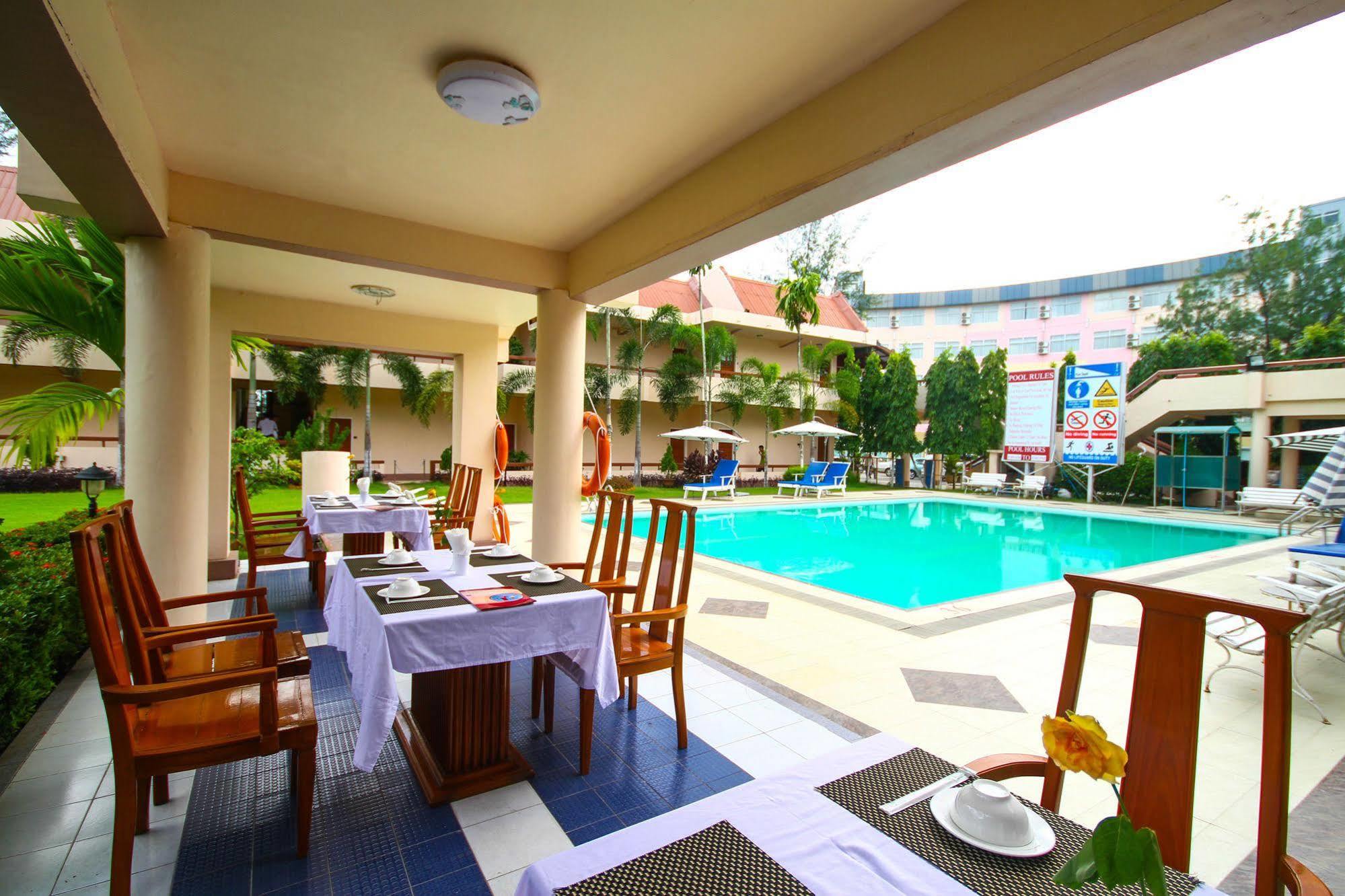 City Golf Resort Rangoon Buitenkant foto
