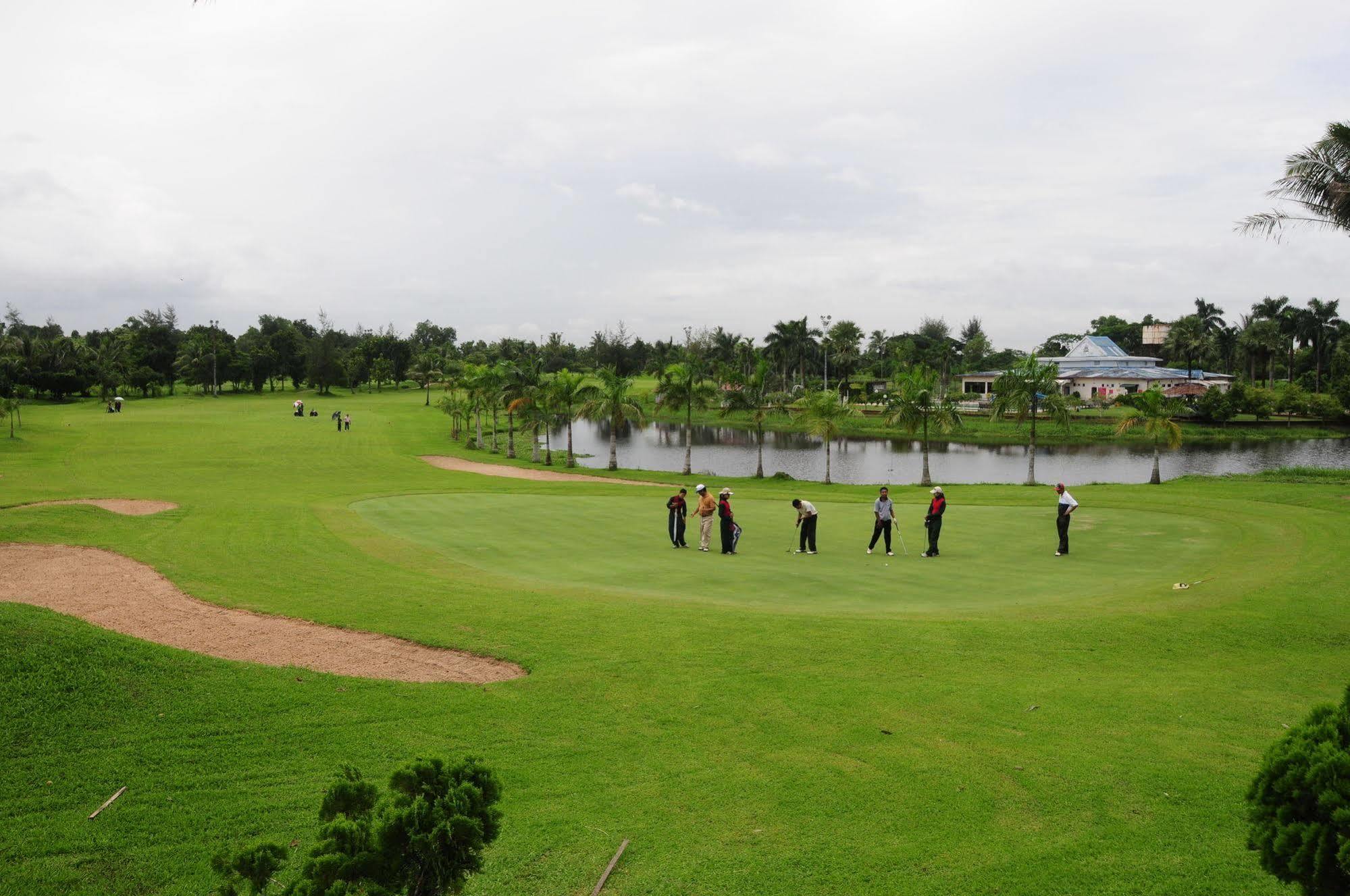 City Golf Resort Rangoon Buitenkant foto